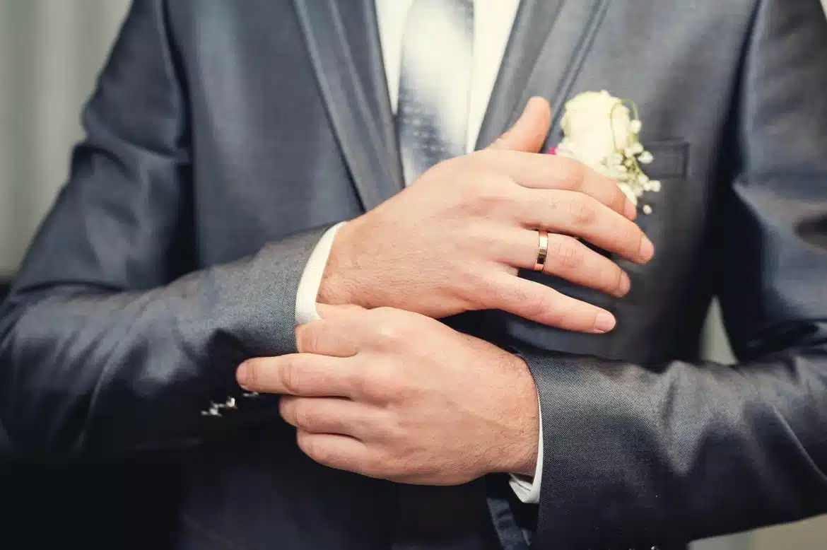 homme invité à un mariage