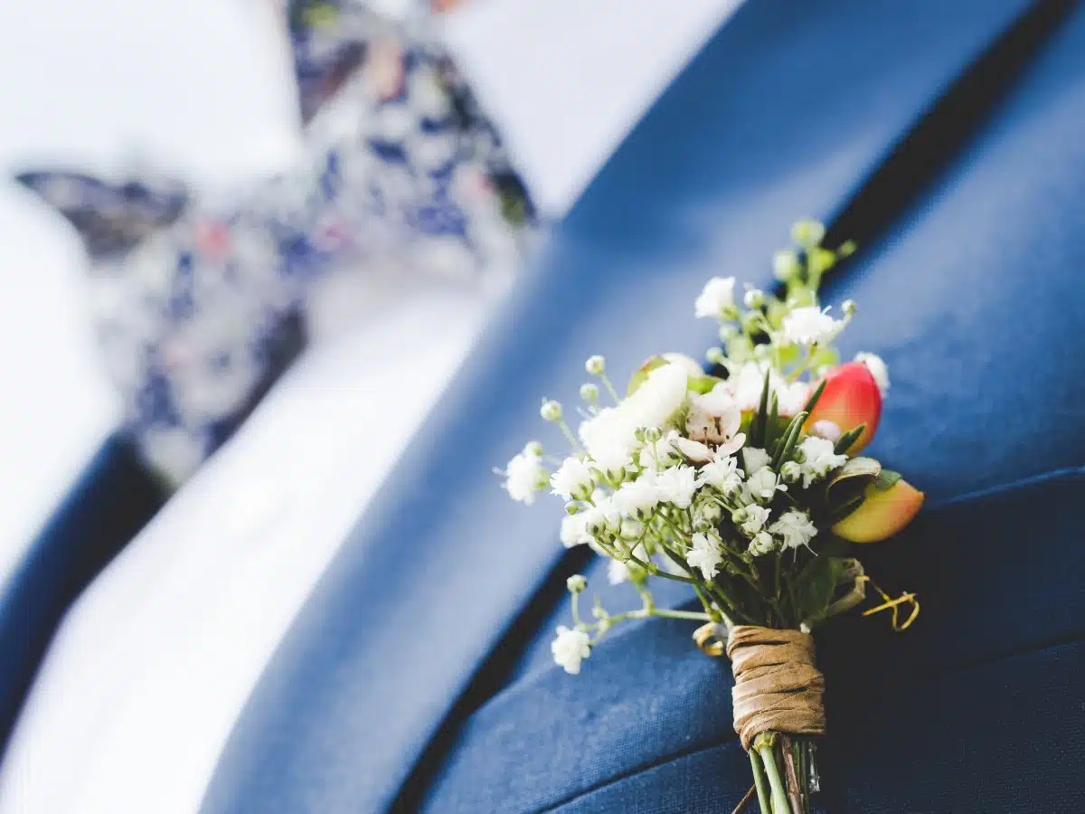 homme invité à un mariage